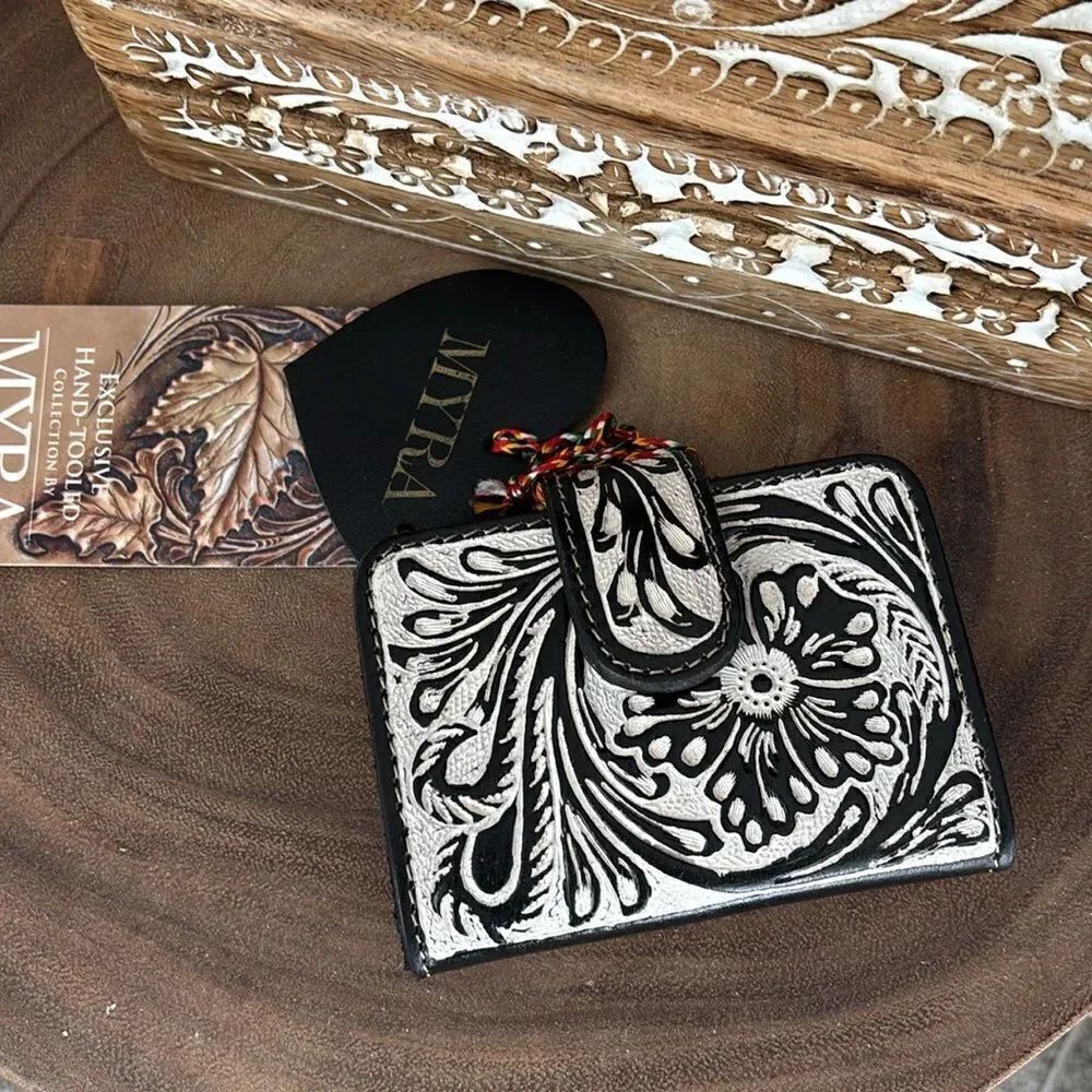 Myra Prairie Meadows Wallet in Frosted Ebony